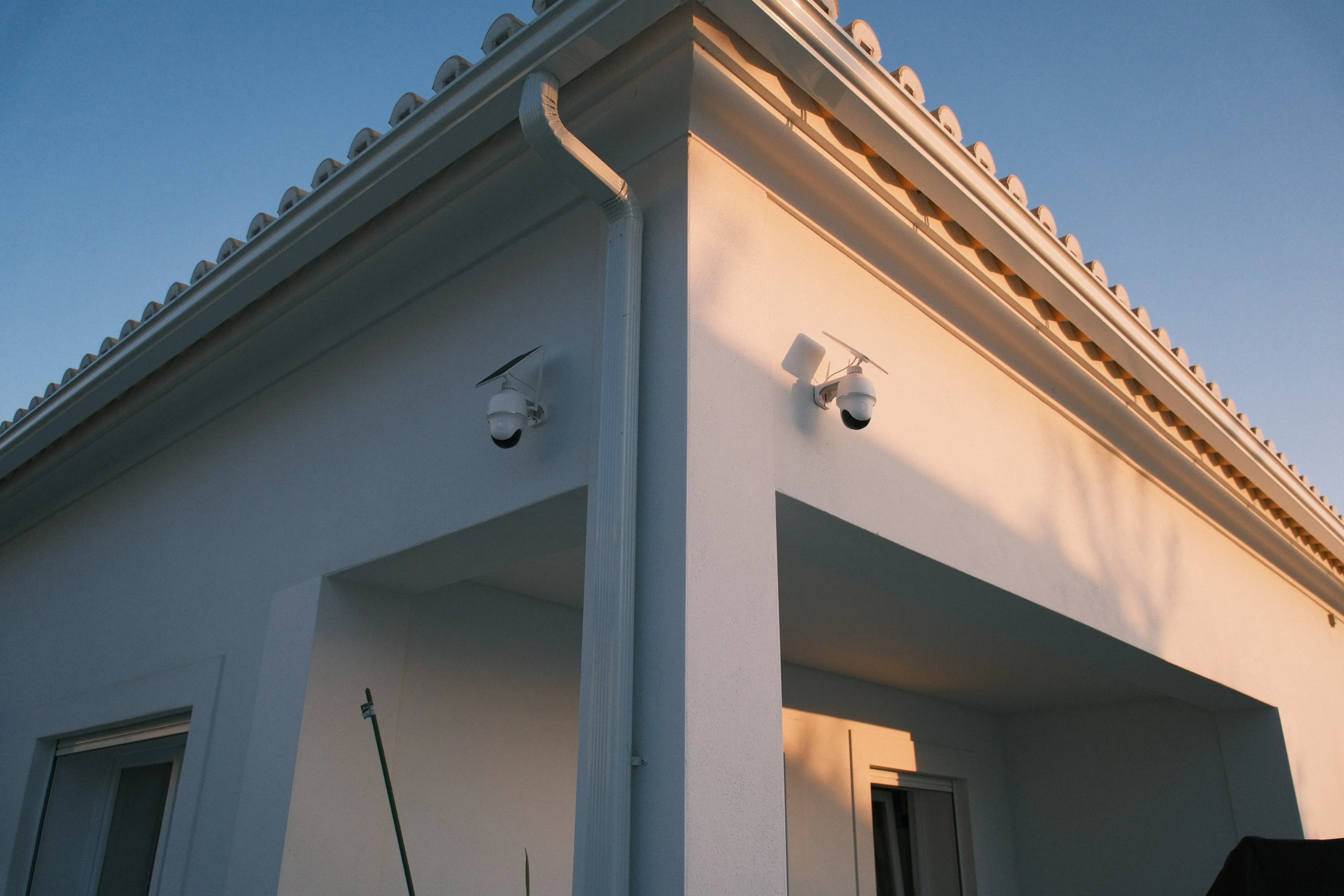 Câmaras exteriores integradas na arquitetura de uma moradia